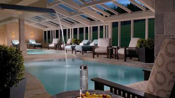 Piscina coperta, una piscina riscaldata