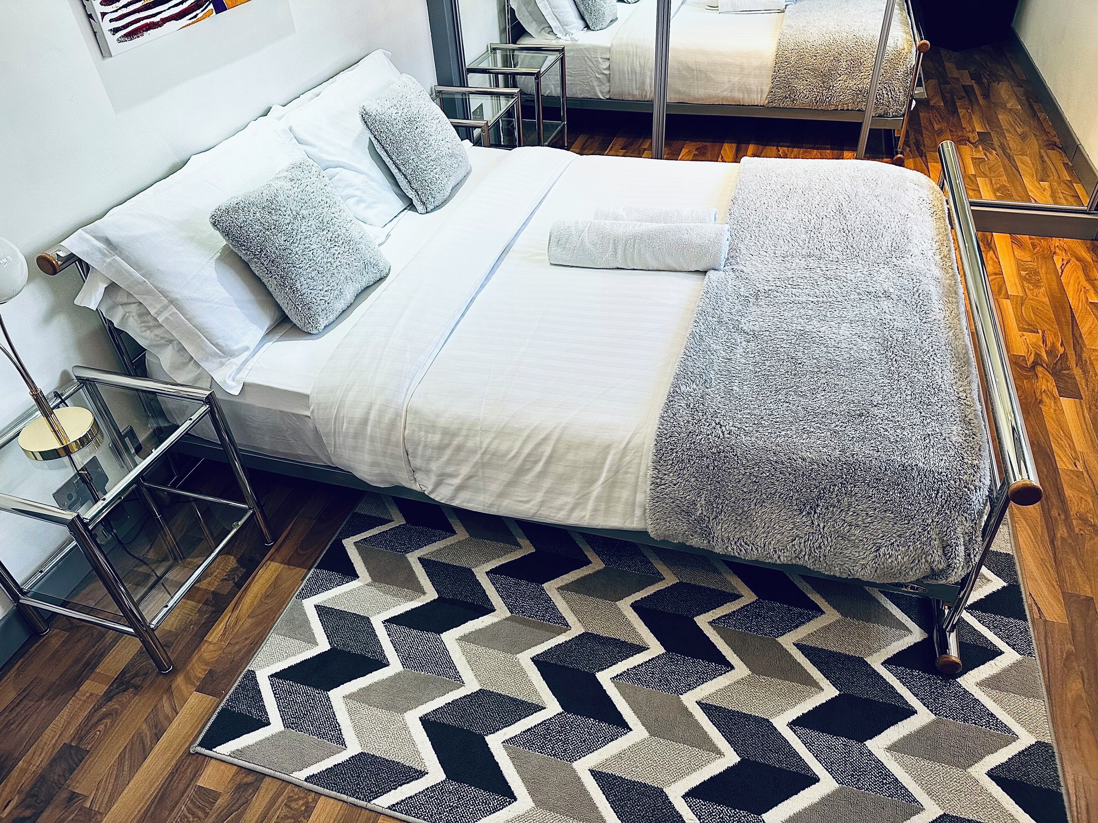 3 室のベッドルーム、デスク、WiFi、ベッドシーツ