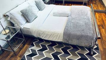 3 bedrooms, desk, WiFi, bed sheets