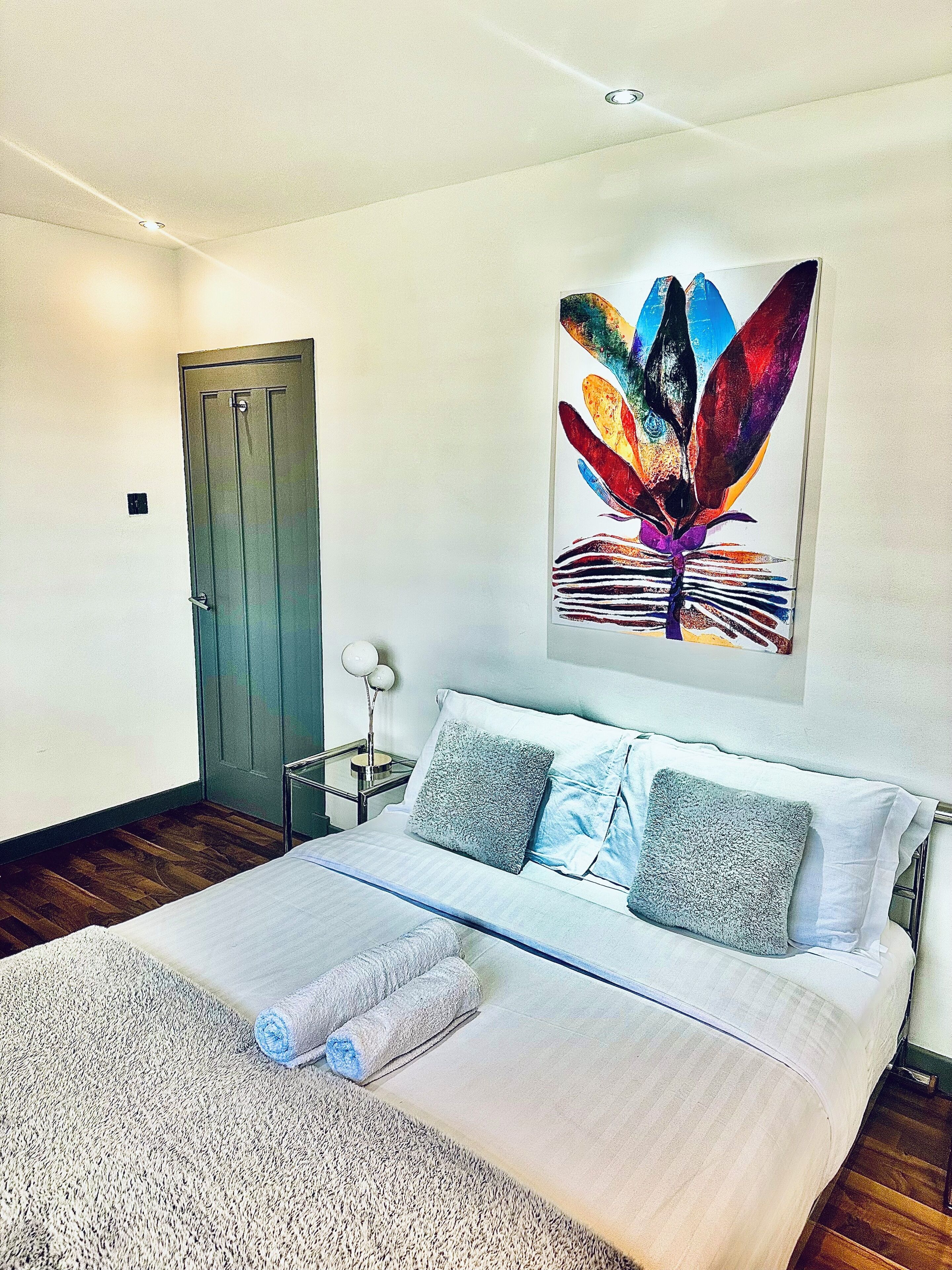 3 bedrooms, desk, WiFi, bed sheets