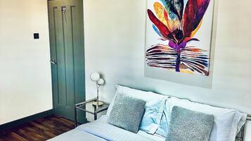 3 bedrooms, desk, WiFi, bed sheets