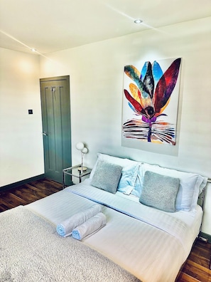 3 bedrooms, desk, WiFi, bed sheets - Grace Court, Exquisite 3 Bedroom, located in a serene environment in Aberdeen! (Aberdeen)