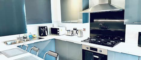 Refrigerador, microondas, horno, placa de cocina