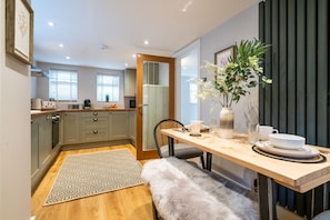 Dining - Pilgrim Cottage - Luxury Cottages (Chester)