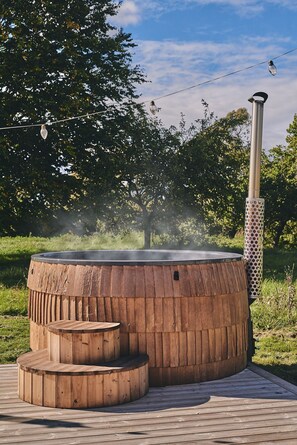 Outdoor spa tub - Orchard Snug - Luxury Cottages (Langport)