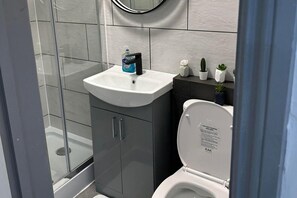 Shower, towels - Studio Sleeps 3 - Outdoor Space - Pet Friendly (London)