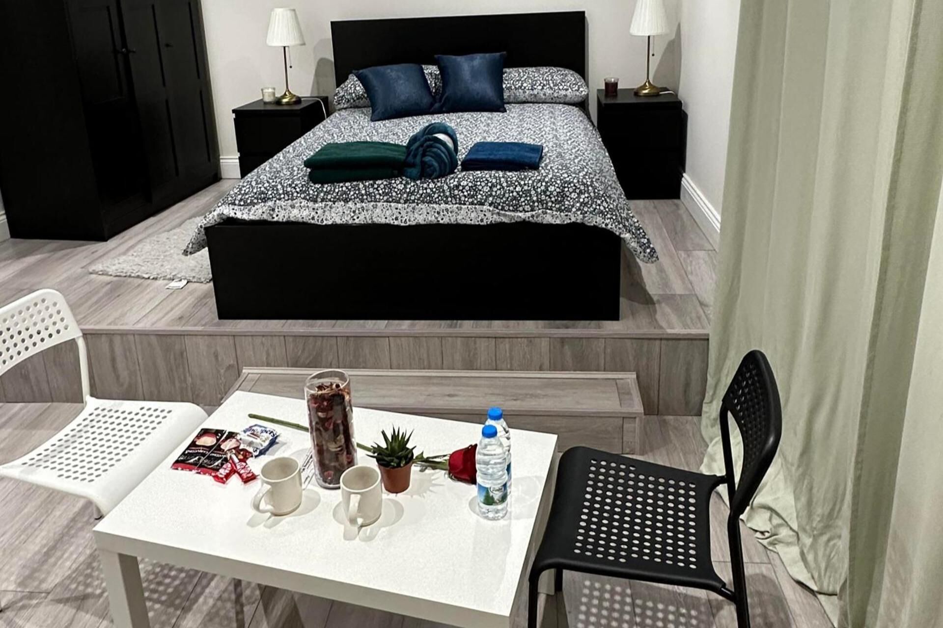 1 habitación, tabla de planchar con plancha, wifi gratis y ropa de cama 