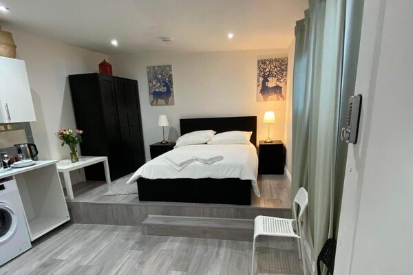 Studio Sleeps 3 - Outdoor Space - Pet Friendly - London