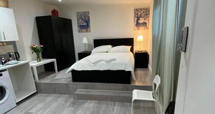 Studio Sleeps 3 - Outdoor Space - Pet Friendly