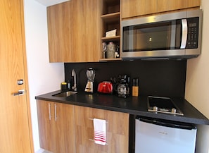 Refrigerador, microondas, parrilla de estufa y cafetera y tetera