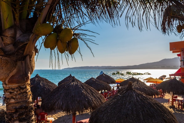 Playa en los alrededores y toallas de playa
