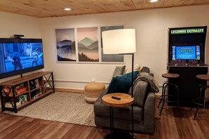 Smart TV, chimenea, videojuegos y libros 