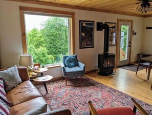 Smart TV, fireplace, video games, books - Family friendly retreat w/ hot tub, minutes from Wisp and lake access (Oakland)