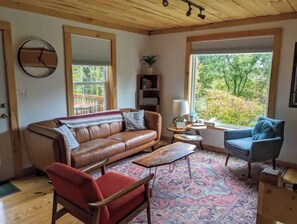 Smart TV, fireplace, video games, books - Family friendly retreat w/ hot tub, minutes from Wisp and lake access (Oakland)
