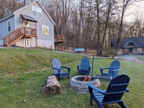 Family friendly retreat w/ hot tub, minutes from Wisp and lake access