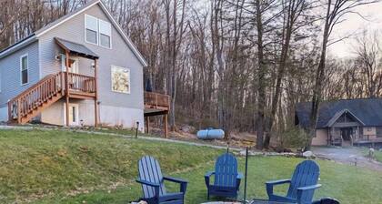 Family friendly retreat w/ hot tub, minutes from Wisp and lake access