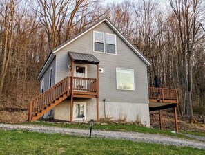 Exterior - Family friendly retreat w/ hot tub, minutes from Wisp and lake access (Oakland)