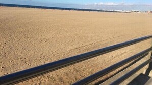 A wide sandy beach with a clear blue sky. - Appartement Lumineux et Confortable Près de Novotel Face au Parc (Mohammedia)