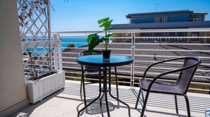 Outdoor dining - Aquamarine apartment (Avola)