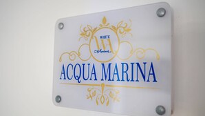 A sign with "ACQUA MARINA" and "WHITE APARTMENTS" written on it. - Aquamarine apartment (Avola)