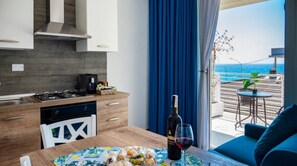 Fridge, microwave, oven - Aquamarine apartment (Avola)