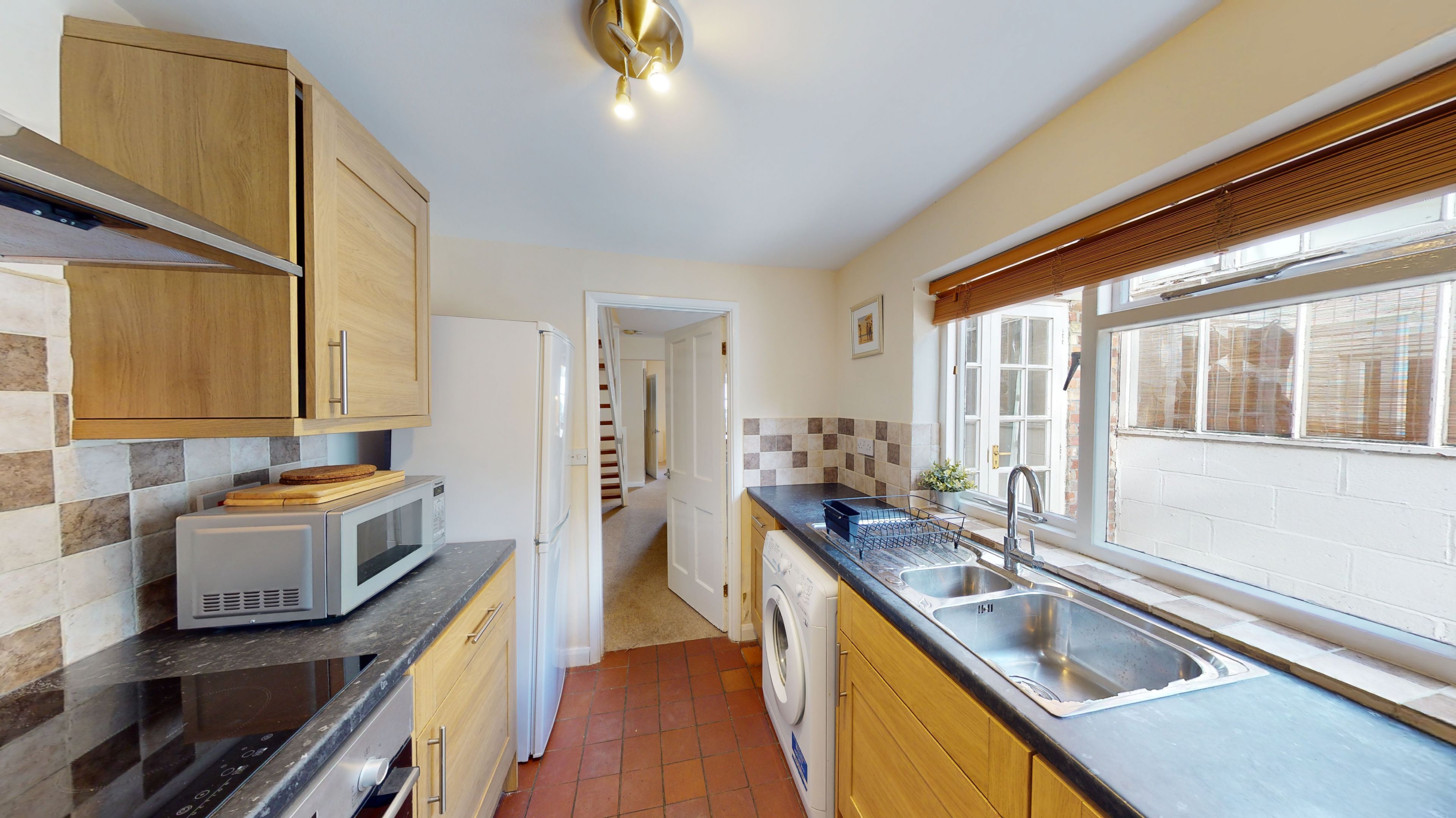 Jääkaappi, mikroaaltouuni, uuni, liesi