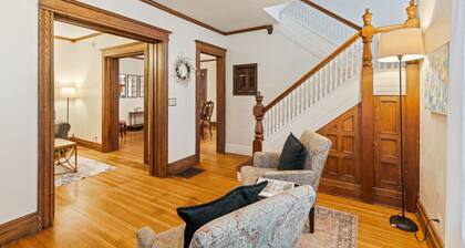 Spacious 4 BDRM w/Onsite Parking & A/C!