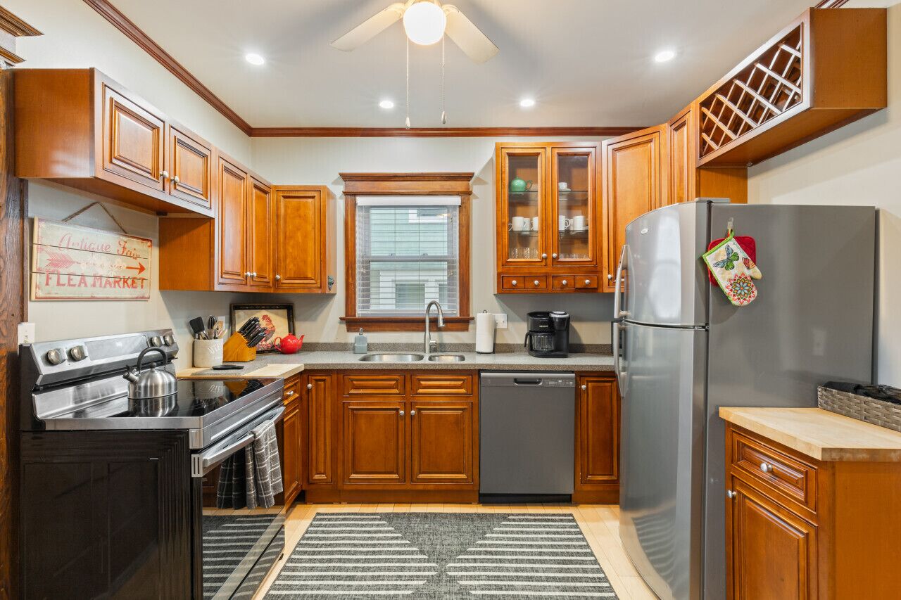 Réfrigérateur, four à micro-ondes, un four, surface de cuisson