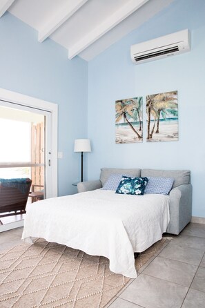 2 habitaciones, escritorio y tabla de planchar con plancha 