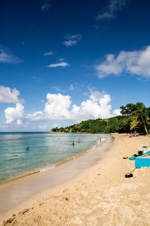 En la playa, camastros y toallas de playa 