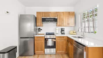 Kühlschrank, Mikrowelle, Ofen, Geschirrspüler