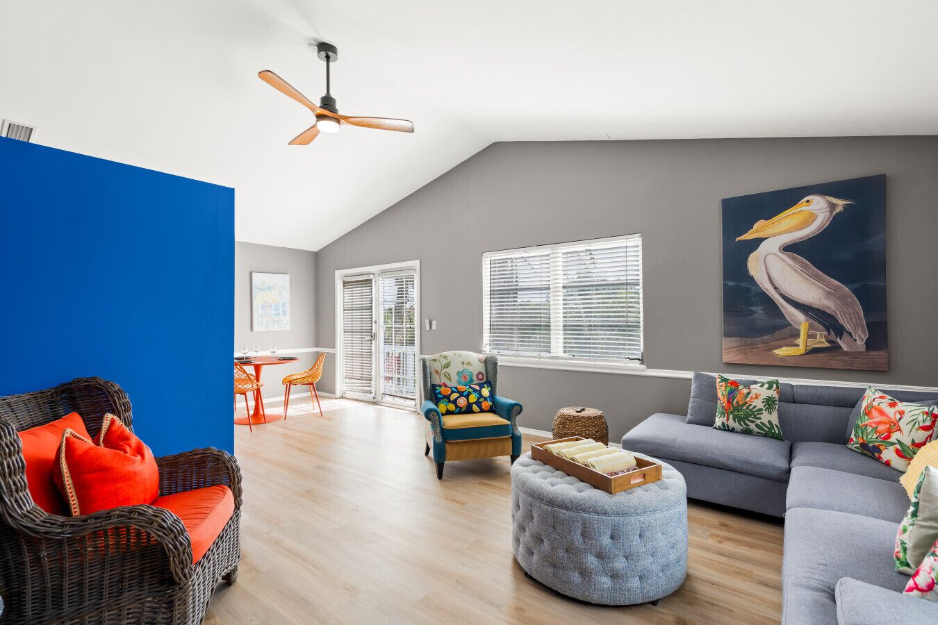 テレビ、暖炉、書庫