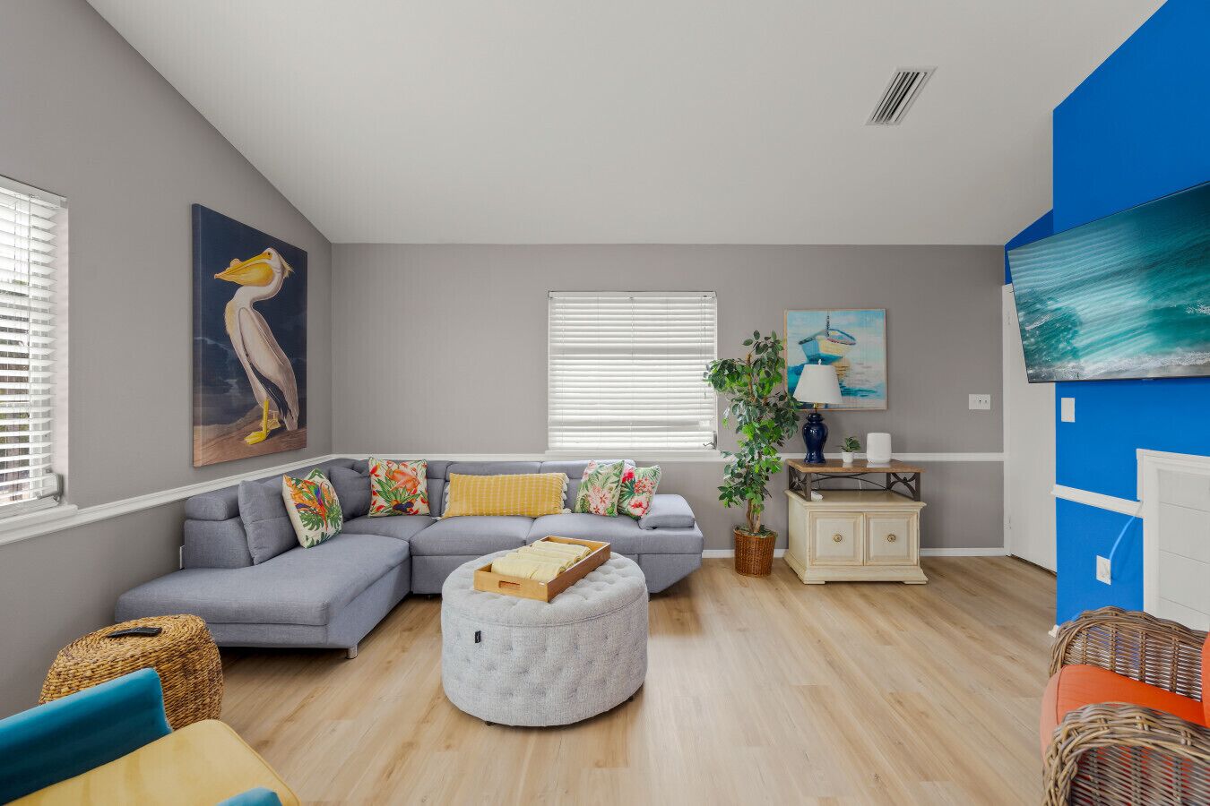 テレビ、暖炉、書庫