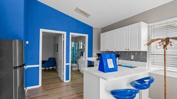 Kühlschrank, Mikrowelle, Ofen, Geschirrspüler