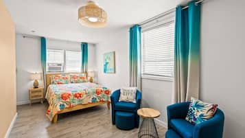 2 habitaciones, escritorio y tabla de planchar con plancha