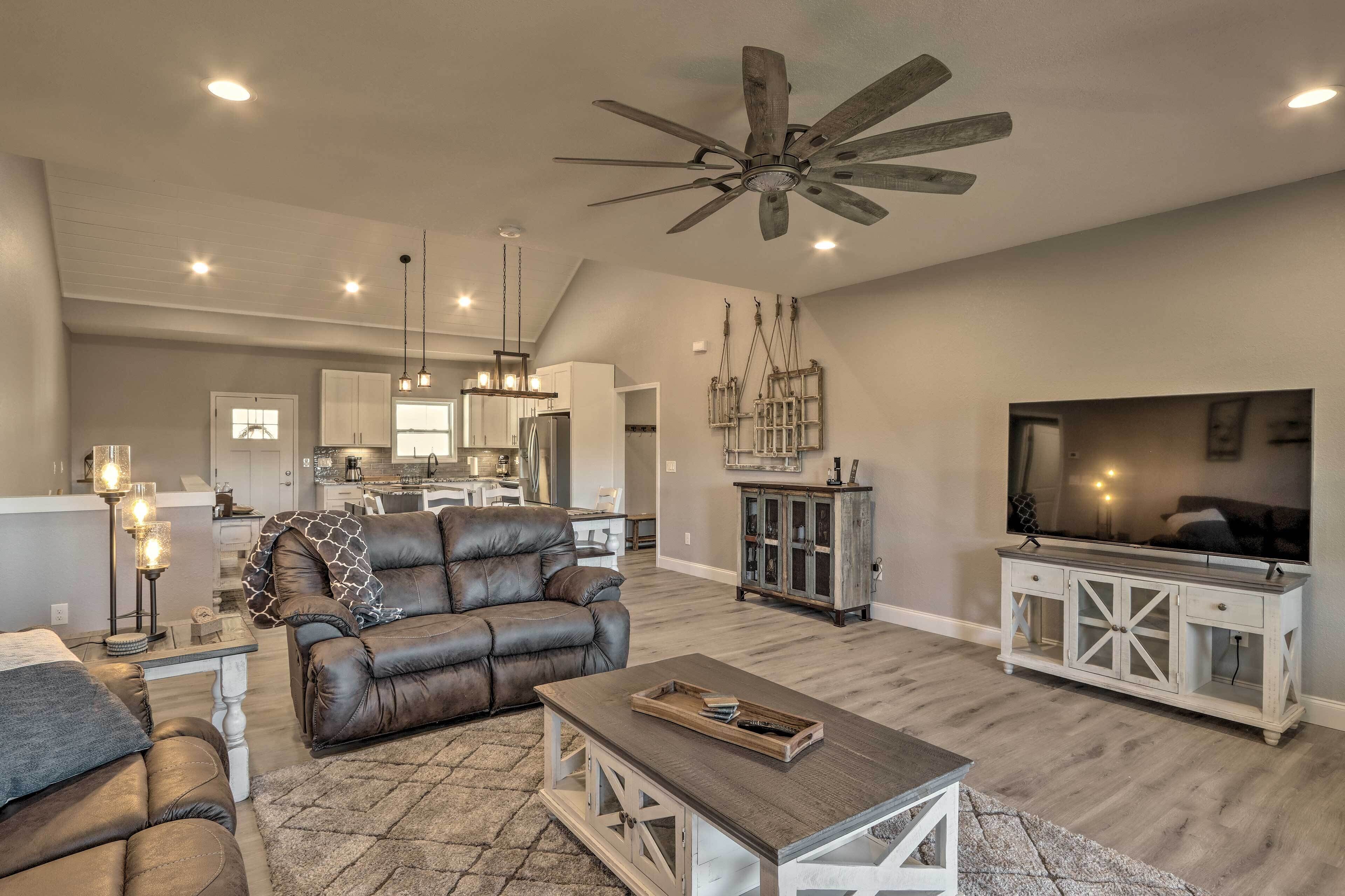 Modern Farmhouse w/ Exercise Room, Mtn Views