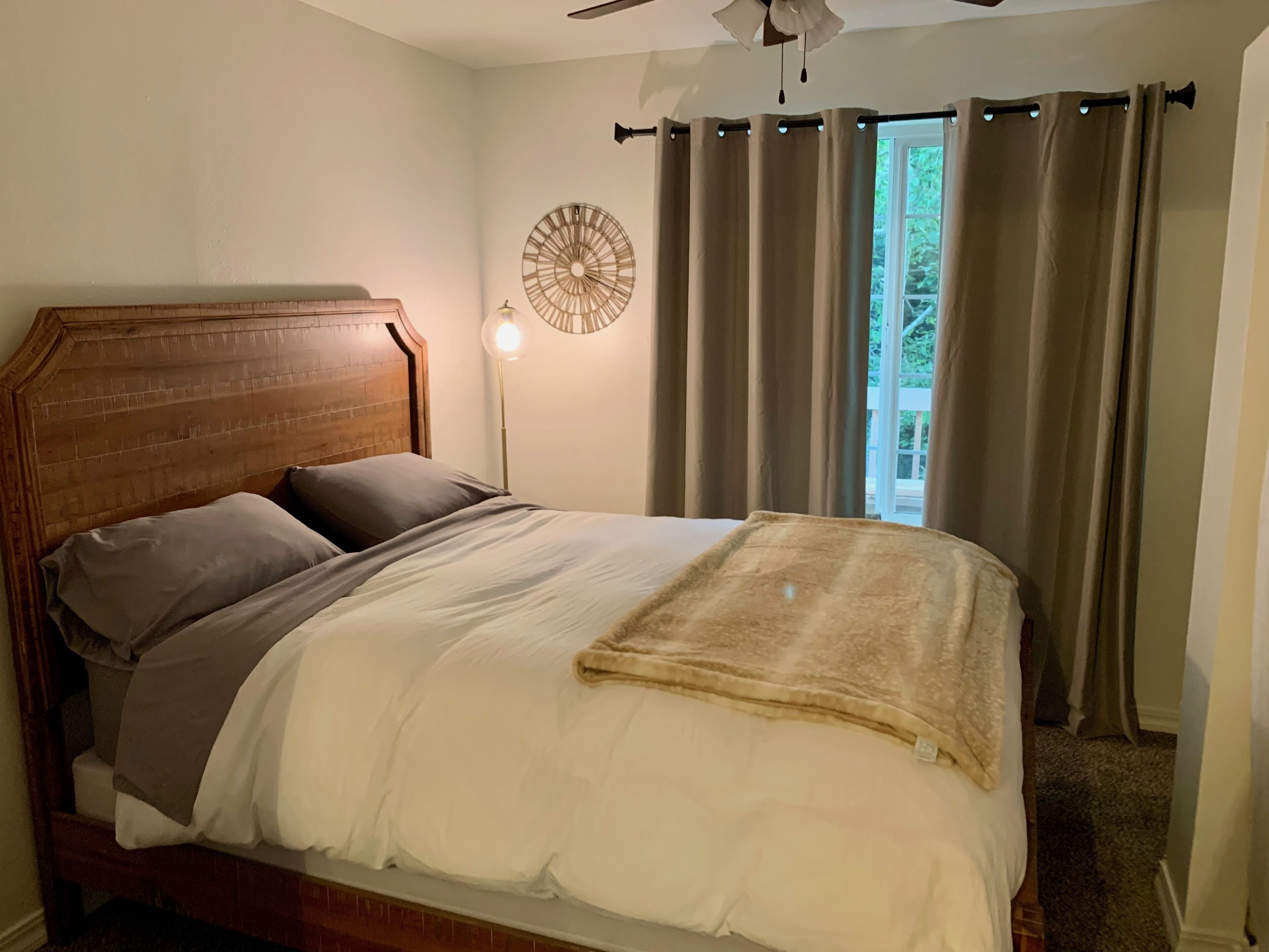 3 bedrooms, desk, WiFi (free), bed sheets