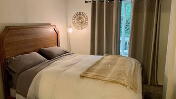 3 bedrooms, desk, WiFi (free), bed sheets