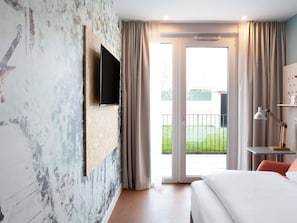 Escriptori, cortines opaques i habitacions insonoritzades