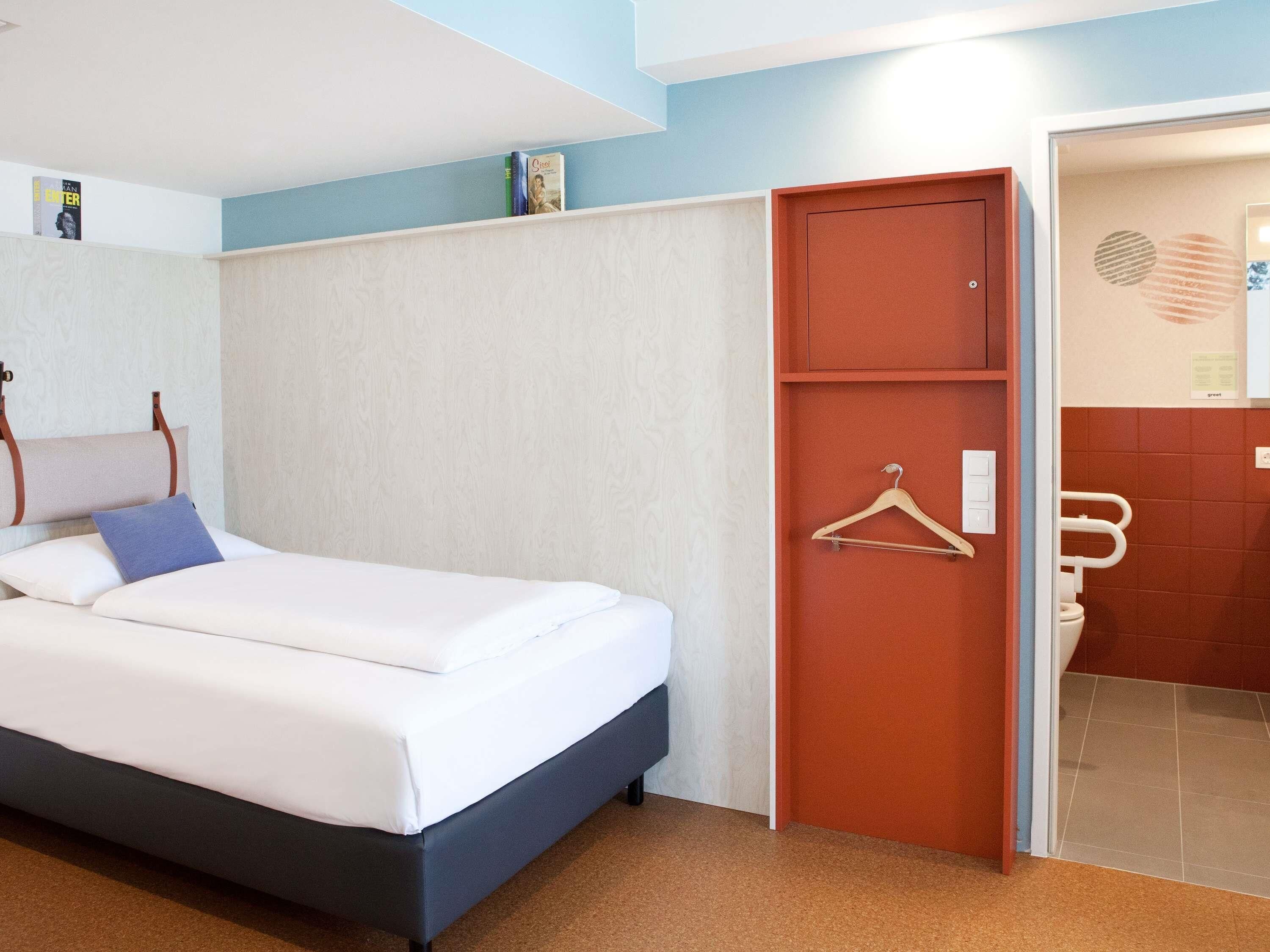 Room, 1 Single Bed | Desk, blackout curtains, soundproofing, iron/ironing board