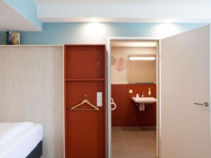 Schreibtisch, Verdunkelungsvorhänge, schallisolierte Zimmer