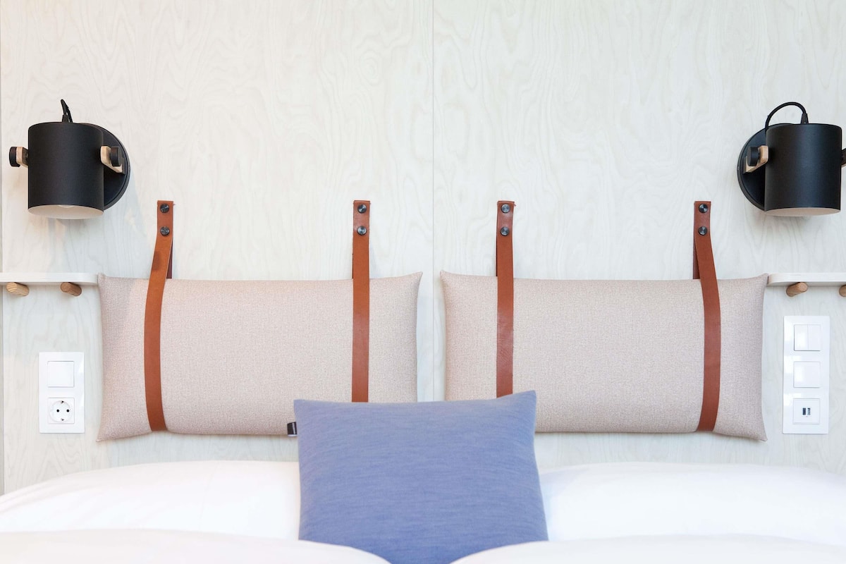 Schreibtisch, Verdunkelungsvorhänge, schallisolierte Zimmer