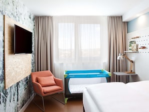 Chambre, 1 lit double | Bureau, rideaux dâobscurcissement, systĂšme dâinsonorisation
