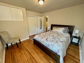 Room - 2 Bedrooms, Huge Yard, Garden Home (Portland)