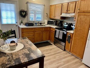 Private kitchen - 2 Bedrooms, Huge Yard, Garden Home (Portland)