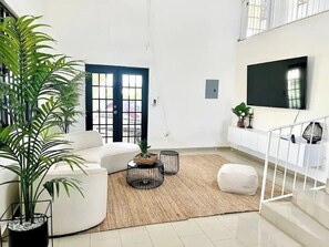 TV connectée, livres, chaîne hi-fi, écrans d'ordinateur