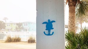 Un pilastro bianco con un simbolo di ancora blu.