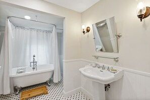 Room | Bathroom | Free toiletries, hair dryer, bathrobes, towels - Stirrup House by Pattio (Miami)