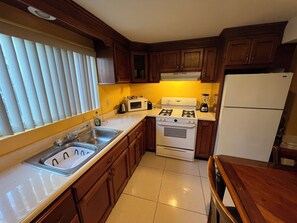 Frigorifero, microonde, forno, piano cottura