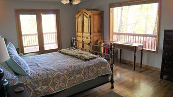 4 bedrooms, desk, free WiFi, bed sheets